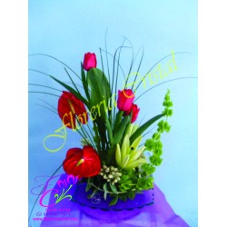 centro de mesa con tulipanes