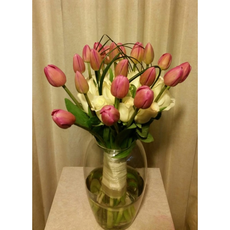 Bouquet de rosas y tulipanes